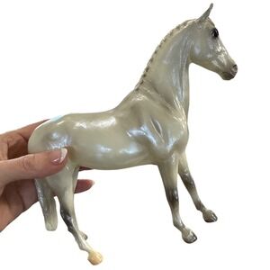 Breyer Molding Co Pearly Grey Trakehner Horse 960 Freedom Series 1:12 Scale